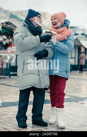 Aufgeregt im Alter von Paar beim Winter im Freien Stockfoto