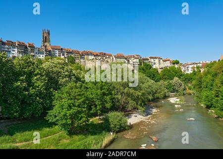 Schweiz, Fribourg, Stadtblick, Sarine Fluss, St.-Nikolaus-Kirche Turm Stockfoto