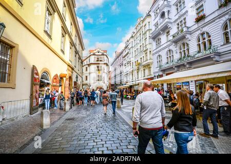 Touristen genießen ein sonniger Morgen Einkaufsmöglichkeiten und Cafés besuchen, an einer belebten Einkaufsstraße in der Altstadt von Prag, Tschechische Republik Stockfoto