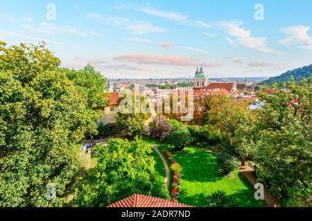 Ein Blick auf die St. Nikolaus Kirche, die Kleinseite und die Altstadt von Prag Die Prager Burg Stockfoto
