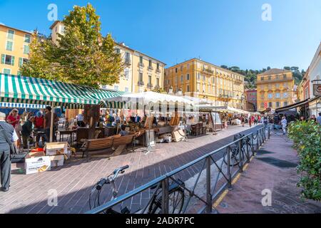 Ein beschäftigter Sommer morgen am Cours Saleya Flohmarkt in der Altstadt von Nizza an der französischen Riviera. Stockfoto