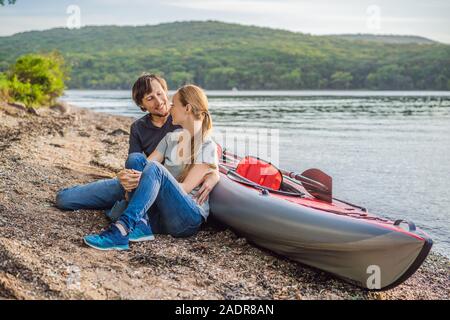 Mann und Frau Bereit für das Kajakfahren im Meer auf der Insel. Kajak Konzept. Kajak Konzept mit Familie Vater Mutter auf See Stockfoto