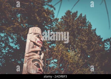 Vancouver, British Columbia - 28.November 2019: Totem Pole an der Capilano Suspension Bridge Park in North Vancouver Stockfoto