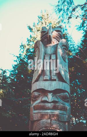 Vancouver, British Columbia - 28.November 2019: Totem Pole an der Capilano Suspension Bridge Park in North Vancouver Stockfoto