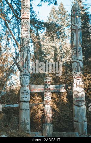 Vancouver, British Columbia - 28.November 2019: Totem Pole an der Capilano Suspension Bridge Park in North Vancouver Stockfoto