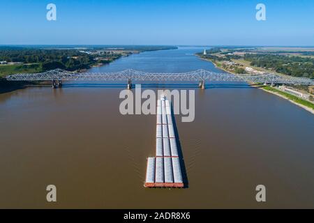 Natchez-Vidalia Brücke Mississippi River Barge Traffic auf den Natchez Trace Parkway Mississippi MS auch bekannt als die "alten Natchez Trace', ist ein histor Stockfoto