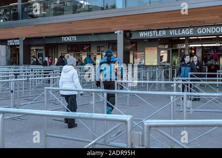 Whistler, Britisch-Kolumbien - Nov 29, 2019: Die Menschen auf der Straße von Whistler. Es ist eine kanadische Stadt 125 km nördlich von Vancouver. Stockfoto