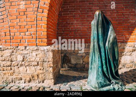 Riga, Lettland - 11. August 2019: Alte Stadtmauer und Skulptur Stockfoto