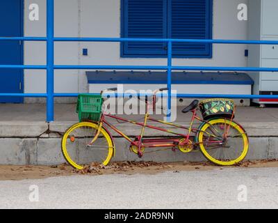 Rote und gelbe tandem Fahrrad. Stockfoto