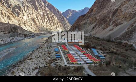 Peking, China. 23 Nov, 2019. Luftaufnahme auf Nov. 23, 2019 zeigt ein Dorf im tadschikischen Autonomen Kreis Taxkorgan, Nordwesten Chinas Autonomen Region Xinjiang Uygur genommen. Credit: Hu Huhu/Xinhua/Alamy leben Nachrichten Stockfoto