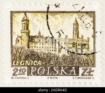 SEATTLE, Washington - Oktober 9, 2019: Stempel von Legnica Polen mit Piast Schloss in Gelb und Schwarz. Scott #962. Stockfoto