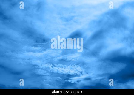Zusammenfassung Hintergrund mit einer Wolke am Himmel. Stockfoto