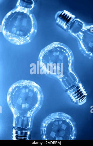 Kreative Muster aus Glühbirnen in blauem Licht. Flach. Makro. Stockfoto