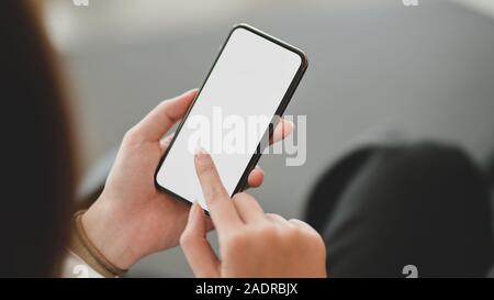 7/8 Schuß von geschäftsfrau mit leeren Bildschirm Smartphone mit verschwommenen Hintergrund Stockfoto