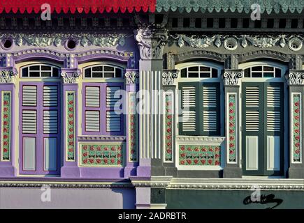 Vorderansicht des traditionellen Singapur Geschäftshäuser mit Bogenfenstern und bunten Fensterläden im historischen Joo Chiat, Singapur in sanften Morgensonne Stockfoto