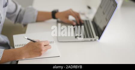 7/8 Schuß des Young Professional UX Web developer Team für Ihr Projekt zusammen arbeiten Stockfoto