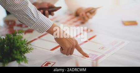 Screenshot des Young Professional UX Web Entwickler arbeiten auf dem Smartphone zusammen 7/8 Stockfoto