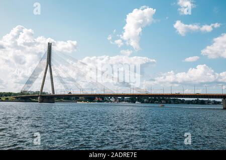 Vansu Brücke am Fluss Daugava in Riga, Lettland Stockfoto