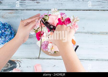 Florist Vorbereitung ein Bouquet von rosa und rote Rosen Stockfoto