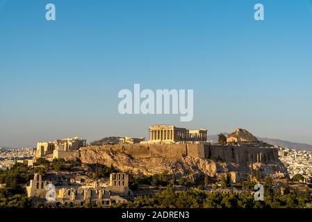 Die Akropolis und den Parthenon unter einem blauen wolkenlosen Himmel aus Phillipappas Hill gesehen Stockfoto