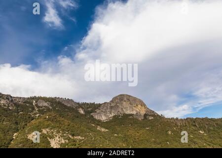 Moro Rock gesehen von entlang der Generäle Autobahn im Sequoia National Park, Kalifornien, USA Stockfoto