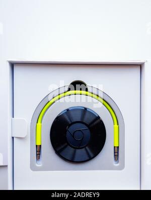 Neue Google Chromecast Audio in Feld auf weißem Hintergrund Stockfoto