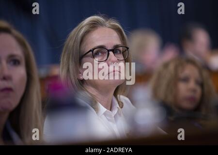 Washington, District of Columbia, USA. 4. Dez, 2019. United States Vertreter Madeleine Dean (Demokrat von Pennsylvania) hört während des United States House Committee auf die Justiz Anhörung mit Verfassungsrecht Experten Noah Feldman, der Harvard University, Pamela Karlan, von der Stanford University, Michael Gerhardt, der Universität von North Carolina und Jonathan Turley von der George Washington University Law School auf dem Capitol Hill in Washington, DC, USA am Mittwoch, 4. Dezember 2019. Credit: Stefani Reynolds/CNP/ZUMA Draht/Alamy leben Nachrichten Stockfoto