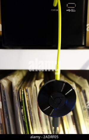 Google Chromecast Audio an HiFi-System angeschlossen Stockfoto