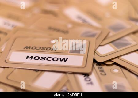 Moskau Wort auf eine gelbe Karte, geringe Tiefenschärfe. Mehrere Karten aus sichtbar. Reisen nach Russland, Moskau, Hauptstadt Stockfoto