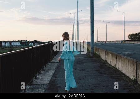 Frau zu Fuß auf die Brücke lächelnd Stockfoto