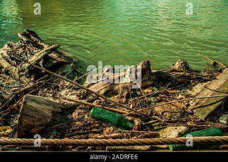 Green river mit Müll verschmutzt Stockfoto
