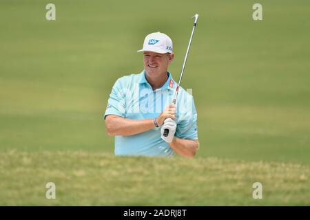 Sydney, New South Wales, Australien. 5. Dezember 2019; Die australische Golf Club, Sydney, New South Wales, Australien; PGA Tour Australasien, die Australian Open Golf Turnier Tag 1; Ernie Els von Südafrika sieht seiner Wiederaufnahme Schuß aus dem Bunker - Redaktionelle Verwendung Credit: Aktion Plus Sport Bilder/Alamy leben Nachrichten Stockfoto