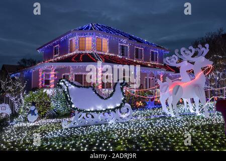 Petaluma, Kalifornien, USA. 4. Dezember 2019. Eine amerikanische Home verschwenderisch mit Weihnachtsbeleuchtung dekoriert. Quelle: Tim Fleming/Alamy leben Nachrichten Stockfoto