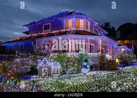 Petaluma, Kalifornien, USA. 4. Dezember 2019. Eine amerikanische Home verschwenderisch mit Weihnachtsbeleuchtung dekoriert. Quelle: Tim Fleming/Alamy leben Nachrichten Stockfoto