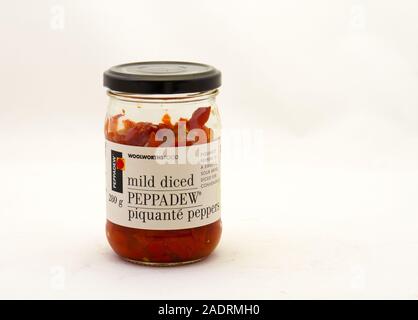 Alberton, Südafrika - ein Glas von Woolworths Essen milde gewürfelte peppadew auf einen klaren Hintergrund Bild im Querformat mit Kopie Raum isoliert Stockfoto
