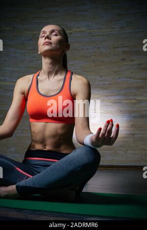 Vertikale Foto von schlanken Dame alleine Meditieren Stockfoto