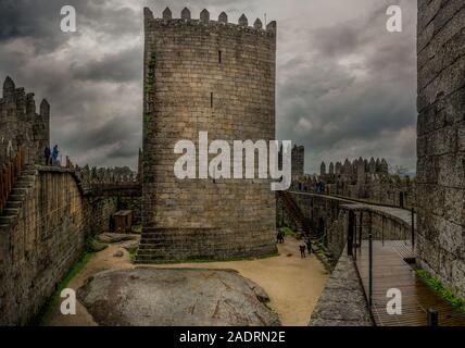 Luftaufnahme von Guimaraes Castle auf der Sieben Wunder von Portugal mit dramatischen Himmel Stockfoto