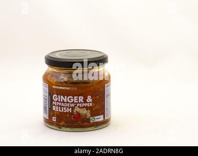 Alberton, Südafrika - ein Glas von Woolworths Essen Ingwer und peppadew Relish auf einen klaren Hintergrund Bild im Querformat isoliert Stockfoto