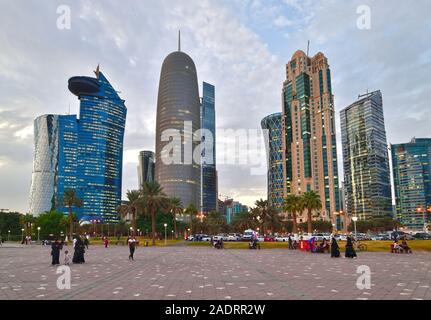 Doha, Katar - Nov 18. 2019. Blick auf Downtown Wolkenkratzer vom Sheraton Park (Al Dafna Park) Stockfoto