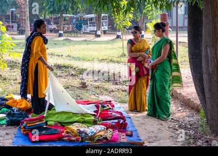 Shantiniketan, West Bengal, Indien, November 30,2019: Zwei nicht identifizierte Schöne Damen beobachten bunte Kleidung zum Verkauf. Stockfoto