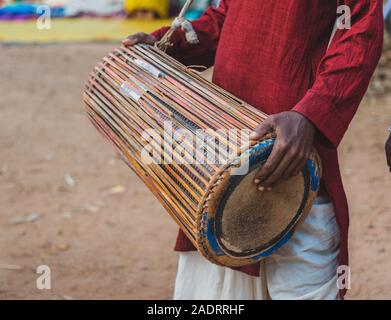 Nahaufnahme von einem traditionellen Musikinstrument, Madal Drum. Stockfoto