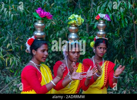 Shantiniketan, West Bengal, Indien, November 30,2019: Tribal Tänzerinnen mit Krügen auf den Kopf tanzen an khoai Mela/Sonajhuri haat bolpur. Stockfoto