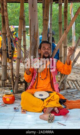 Shantiniketan/Indien - November 30,2019. Ein folk Singer (BAUL) führen bei Mela. Stockfoto