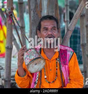 Shantiniketan/Indien - November 30,2019. Ein folk Singer (BAUL) führen bei Mela. Stockfoto