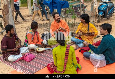 Shantiniketan/Indien - November 30,2019. Gruppe Junger folk Singer (BAUL) mit Musikinstrument. Stockfoto