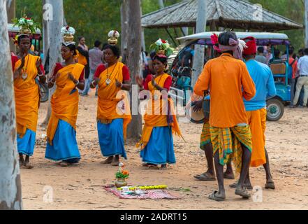 Shantiniketan, West Bengal, Indien, November 30,2019: Tribal Tänzerinnen mit Krügen auf den Kopf tanzen an khoai Mela/Sonajhuri haat bolpur. Stockfoto