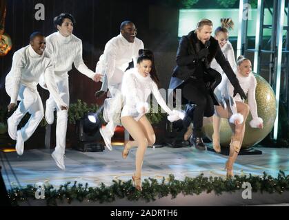 New York, Vereinigte Staaten. 4. Dez, 2019. Derek Hough führt auf der 87. jährlichen Zeremonie Weihnachtsbaum am Rockefeller Center in New York City am Mittwoch, 4. Dezember 2019. Foto von John angelillo/UPI Quelle: UPI/Alamy leben Nachrichten Stockfoto