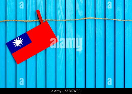 Flagge von Taiwan hängen auf Wäscheleine mit Holz Wäscheklammern auf aqua blau Holz- Hintergrund geklebt. Nationalen Tag Konzept. Stockfoto