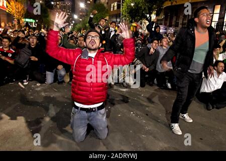 La Paz, La Paz, Bolivien. Okt, 2019 21. Auseinandersetzungen in La Paz/Bolivien. Auseinandersetzungen zwischen pro- und anti Evo Morales Demonstranten während der Präsidentschaftswahlen zählen Tage. Demonstranten haben auf den Straßen in Bolivien nach der Auszählung der Stimmen auf Oktober 2019 Präsidentschaftswahlen in Kontroverse über einen massiven Betrug aus dem Evo Morales mas Party abgestiegen. die Opposition im Land die Regierung von Präsident Evo Morales beschuldigt hat von Betrug nach der Zählung wurde auf mysteriöse Weise für 24 Stunden, während die Stimmen zählen und verweist auf die Notwendigkeit einer Dezember Run-off-Runde b ausgesetzt Stockfoto