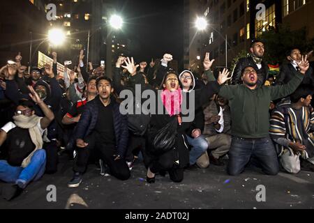 La Paz, La Paz, Bolivien. Okt, 2019 21. Auseinandersetzungen in La Paz/Bolivien. Auseinandersetzungen zwischen pro- und anti Evo Morales Demonstranten während der Präsidentschaftswahlen zählen Tage. Demonstranten haben auf den Straßen in Bolivien nach der Auszählung der Stimmen auf Oktober 2019 Präsidentschaftswahlen in Kontroverse über einen massiven Betrug aus dem Evo Morales mas Party abgestiegen. die Opposition im Land die Regierung von Präsident Evo Morales beschuldigt hat von Betrug nach der Zählung wurde auf mysteriöse Weise für 24 Stunden, während die Stimmen zählen und verweist auf die Notwendigkeit einer Dezember Run-off-Runde b ausgesetzt Stockfoto